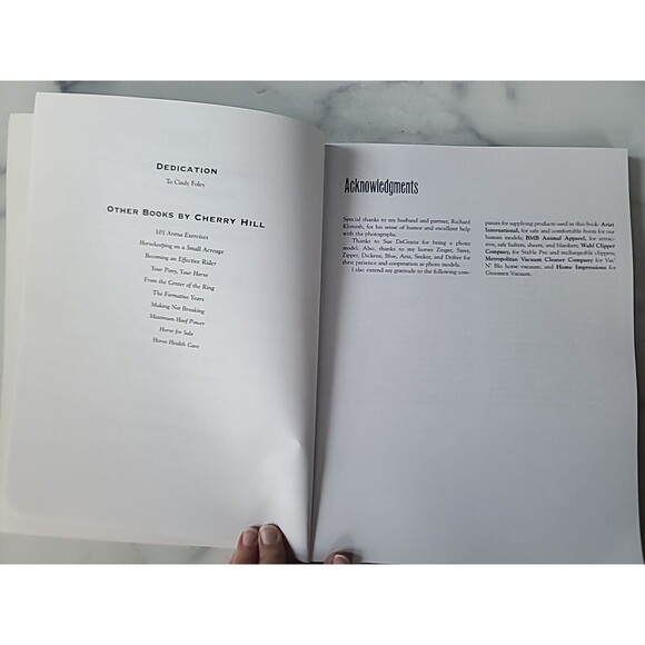 Horse Handling and Grooming : Haltering * Leading and Tying * Bathing and... - Picture 4 of 10